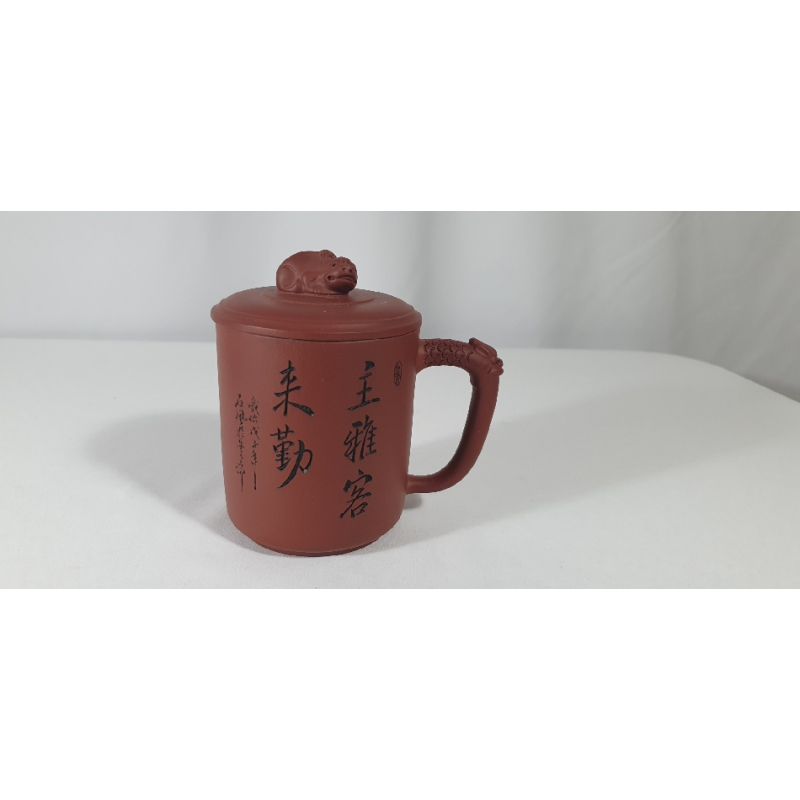 Mooi bewerkt Yixing trekpotje, gemerkt